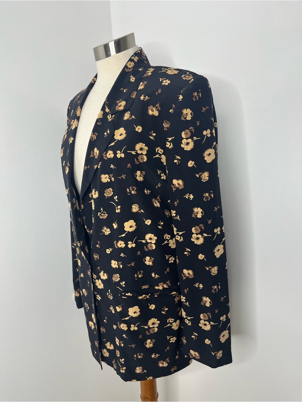 Vintage Saks Fifth Avenue Floral Print Black Blazer with Beige Blossoms - Picture 7 of 9
